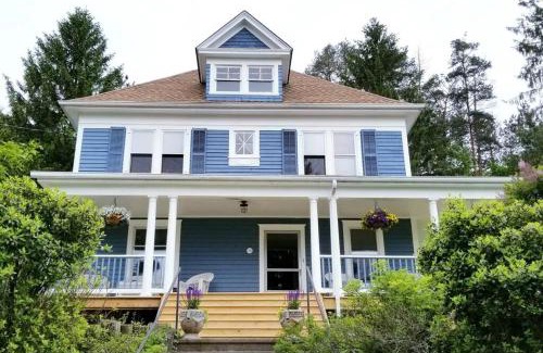 Jeffersonville Casa | Dancing Doe Estate - Delaware Valley Escape with Wood Stove and Hot Tub