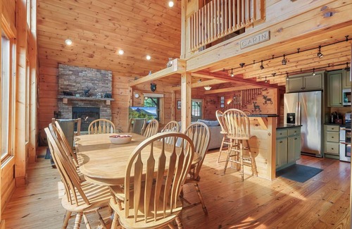 Lake Lure Cabina | Dancing Falls Lodge: Overlooks Dirty Dancing Scene: Stream/Pond/Fire Pit/Hot Tub