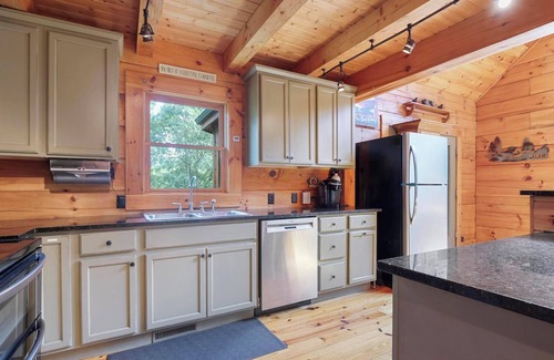 Lake Lure Cabina | Dancing Falls Lodge: Overlooks Dirty Dancing Scene: Stream/Pond/Fire Pit/Hot Tub