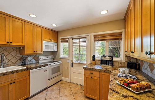 Historic Tennis Club Casa | Dandelion by AvantStay | 2 Blocks to Downtown | Pool, Al Fresco Dining + Kitchen