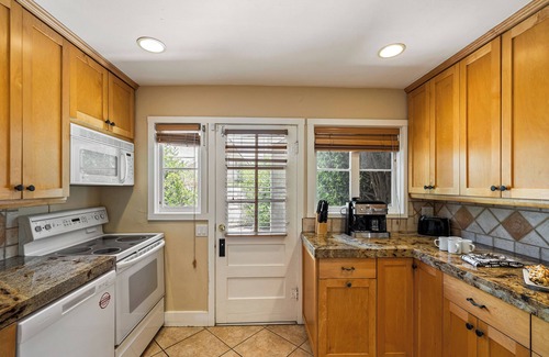 Historic Tennis Club Casa | Dandelion by AvantStay | 2 Blocks to Downtown | Pool, Al Fresco Dining + Kitchen