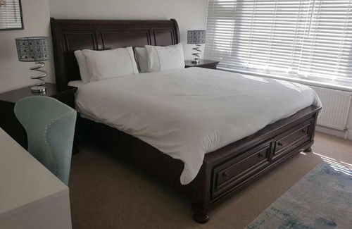 Fleet Casa | Danellie - 4 bed Entire house in Fleet, Hampshire