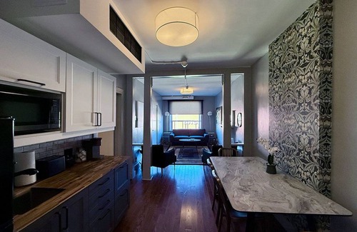 Riverdale Apartamento | Danforth Hotel Suite #3 - Two Bedroom Suite at Broadview & Danforth