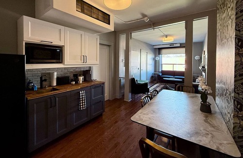 Riverdale Apartamento | Danforth Hotel Suite #3 - Two Bedroom Suite at Broadview & Danforth
