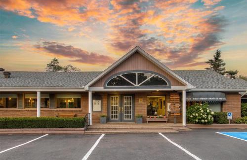 Beresford Hotel | Dannys Suites, SureStay Collection by Best Western