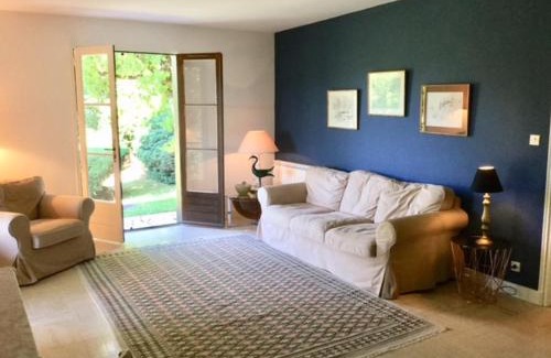 Domme Villa | Dans la bastide de Domme - piscine chauffée, parking privé
