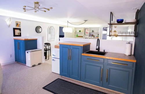 Kalamazoo Apartamento | Dapper Deco Private Basement