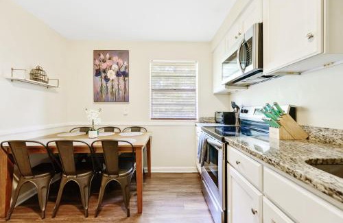 Durham Apartamento | Dapper Digs - King Bed - Long Term Stays - Duke
