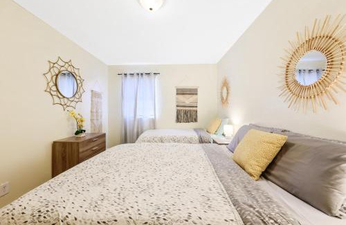 Durham Apartamento | Dapper Digs - King Bed - Long Term Stays - Duke