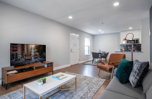 Old Mountain View Apartamento | Dapper Downtown Mountain View 2BR w/ pool, gym, parking, by Blueground