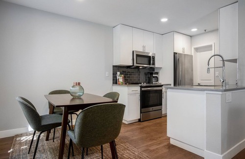Old Mountain View Apartamento | Dapper Downtown Mountain View 2BR w/ pool, gym, parking, by Blueground