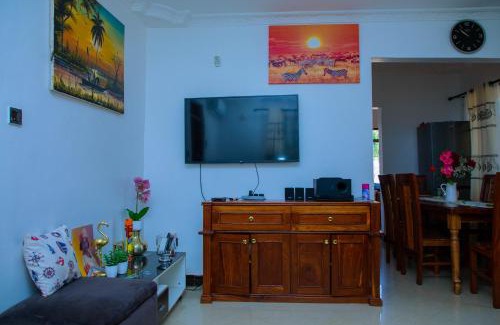 Dar es Salaam Villa | Dar es Salaam-Sleeps8-Parking-Garden-Pet Friendly