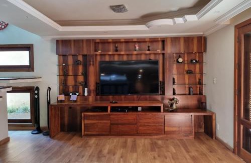 Cachoeira do Campo Casa | Dara House e eventos com piscina aquecida, sauna, Jacuzzi e área gourmet para festas de até 200 pessoas