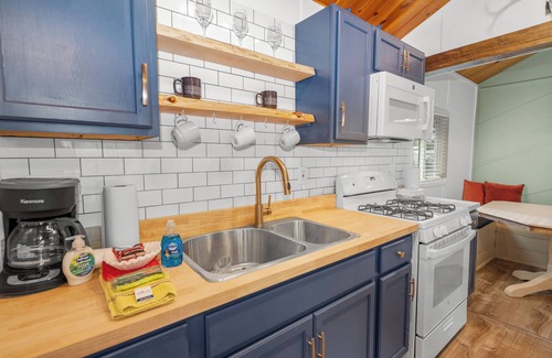 Big Bear City Cabina | Dark Pine Retreat - Romantic Getaway, Fireplace, Deck, Barbecue