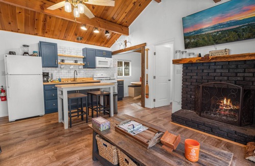 Big Bear City Cabina | Dark Pine Retreat - Romantic Getaway, Fireplace, Deck, Barbecue