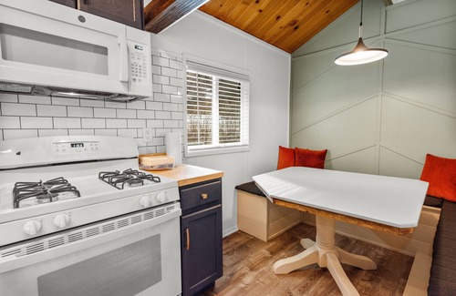 Big Bear City Cabina | Dark Pine Retreat - Romantic Getaway, Fireplace, Deck, Barbecue