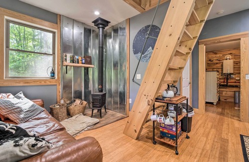 Marshall Cabina | Darling 30-Acre Cabin w/ Fire Pit & Balcony!