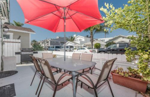 West Newport Casa | Darling 3Br Cottage On Quiet Street 5 Min Walk To Beach By Beachview Rentals