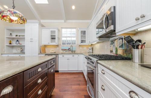 West Newport Casa | Darling 3Br Cottage On Quiet Street 5 Min Walk To Beach By Beachview Rentals