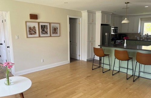 Caledon Casa | Darling Bungalow in the heart of quaint Inglewood, On. 15 minutes from Osprey!
