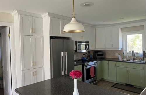 Caledon Casa | Darling Bungalow in the heart of quaint Inglewood, On. 15 minutes from Osprey!