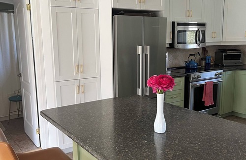 Caledon Casa | Darling Bungalow in the heart of quaint Inglewood, On. 15 minutes from Osprey!