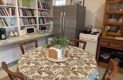 Morehead City Cabaña | Darling Cottage ubicado en nuestro jardín!