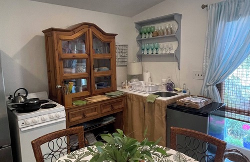 Morehead City Cabaña | Darling Cottage ubicado en nuestro jardín!