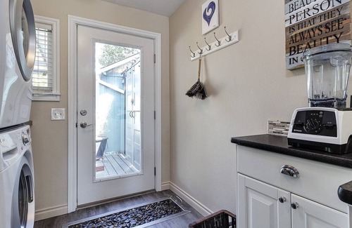 Downtown Vancouver Casa | Darling Downtown Vancouver Cottage, Single Level, BBQ, Huge Patio With BBQ, Walk to Most Everything