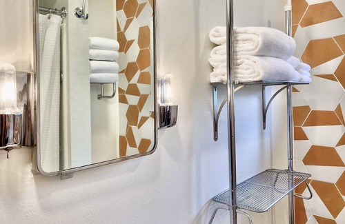 Poulsbo Casa | Darling Mid-Century Cottage in Downtown Poulsbo! Small dogs welcome Walk to town