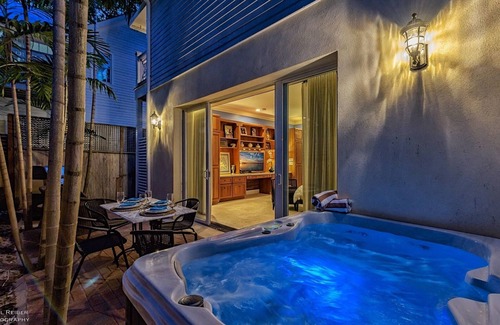 Historic Seaport Cabaña | << DARLING OF DUVAL @ Old Town >> Remarkable Guest Cottage + Jacuzzi + ÚLTIMOS SERVICIOS CLAVE ...