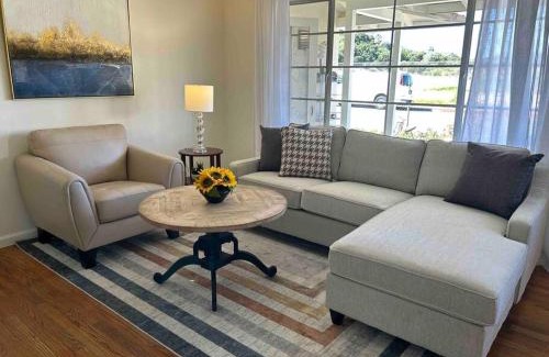 Westside Casa | Darling, Peaceful, Near Beach, EV Charger