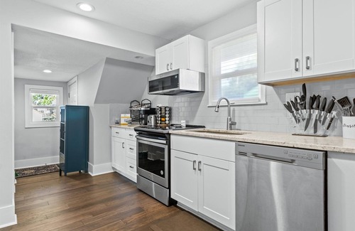 South Kansas City Casa | Darling Waldo Bungalow - Heart of Waldo only minutes to Plaza!