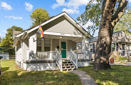 South Kansas City Casa | Darling Waldo Bungalow - Heart of Waldo only minutes to Plaza!