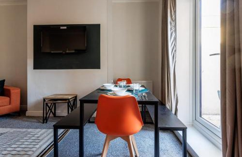 Darlington Casa | Darlington 4BD Home: Modern Comfort & Free Parking