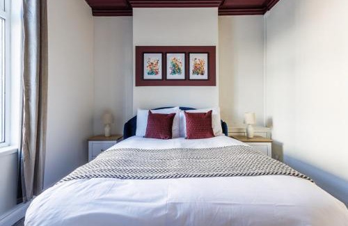 Darlington Casa | Darlington 4BD Home: Modern Comfort & Free Parking