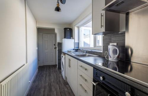 Darlington Casa | Darlington 4BD Home: Modern Comfort & Free Parking
