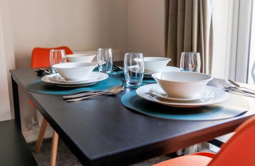 Darlington Casa | Darlington 4BD Home: Modern Comfort & Free Parking