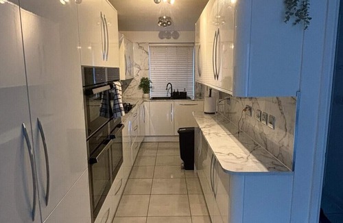 Stone Casa | 4bedroom-2Bathroom-BackGarden-Wifi