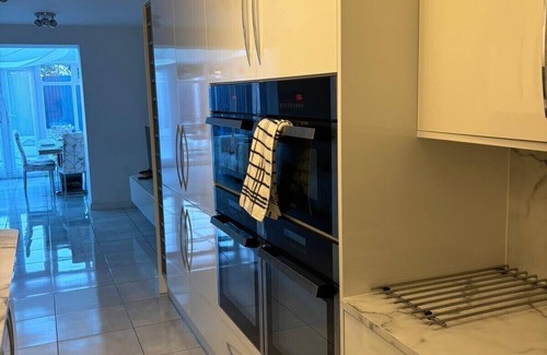 Stone Casa | 4bedroom-2Bathroom-BackGarden-Wifi