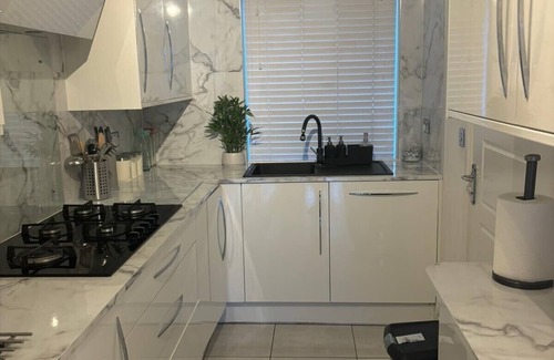Stone Casa | 4bedroom-2Bathroom-BackGarden-Wifi