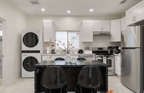 Southwest Anaheim Casa | Darth Vader's Lair - 10 mins to Disney - Sleeps 6!