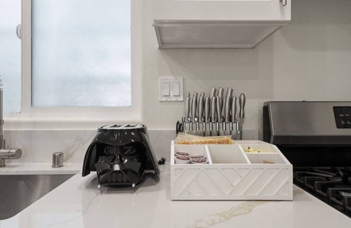 Southwest Anaheim Casa | Darth Vader's Lair - 10 mins to Disney - Sleeps 6!