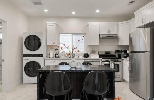 Southwest Anaheim Casa | Darth Vaders Lair - 10 mins to Disney - Sleeps 6