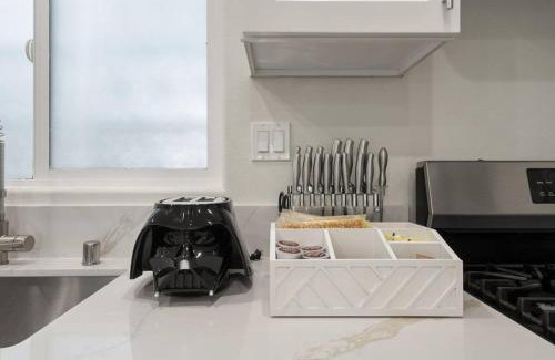 Southwest Anaheim Casa | Darth Vaders Lair - 10 mins to Disney - Sleeps 6