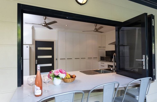 Rapid Creek Apartamento | Darwin Style Tropical Luxury Apartment + WARM POOL + Bikes + Pet Croc