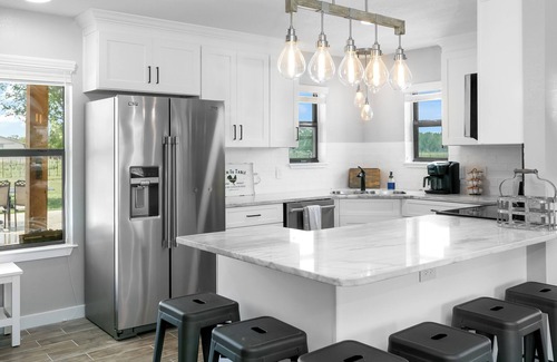 Fredericksburg Casa | Das Hauses | 2 Homes | 5/4 + Sleeps 14 | 2 Pools & Hot Tub