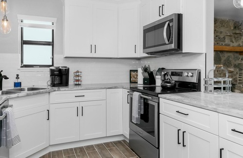Fredericksburg Casa | Das Hauses | 2 Homes | 5/4 + Sleeps 14 | 2 Pools & Hot Tub