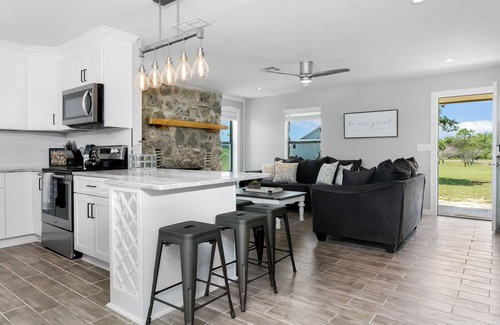 Fredericksburg Casa | Das Hauses | 2 Homes | 5/4 + Sleeps 14 | 2 Pools & Hot Tub