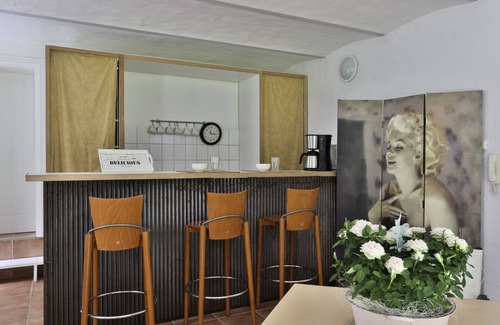 Bad Doberan Apartamento | Das Kinozimmer ist Eine Hübsche Kleine und Helle Soutterainwohnung für Kinofans und Naturliebhaber Ideal Geeignet